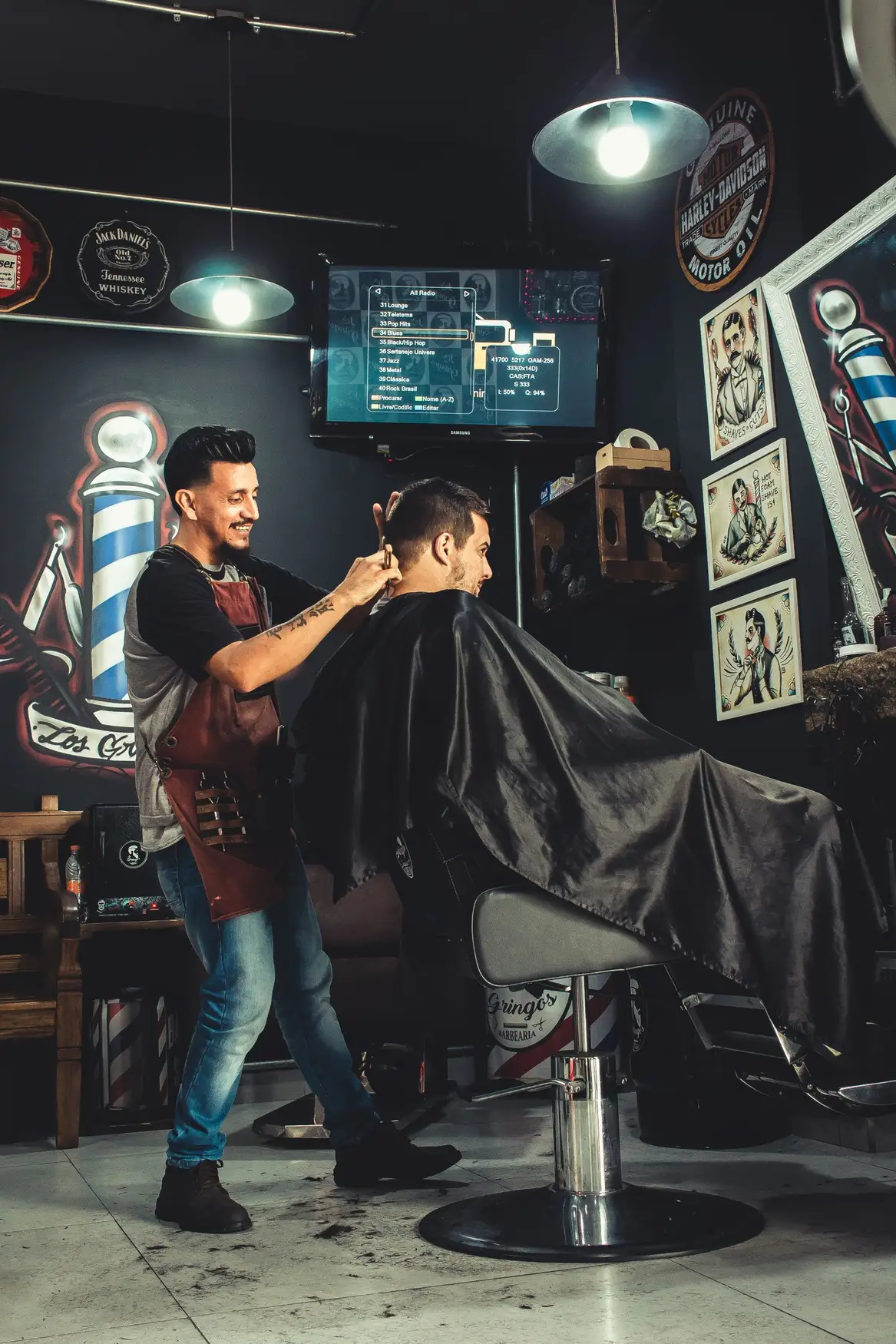 Barbero apurando un corte con la navaja