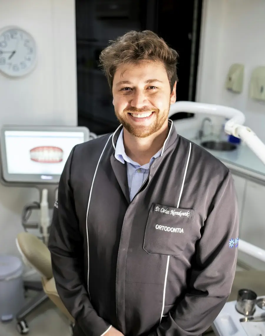Retrato del Dr. Marc Vidal sonriendo en la consulta de Sereno.