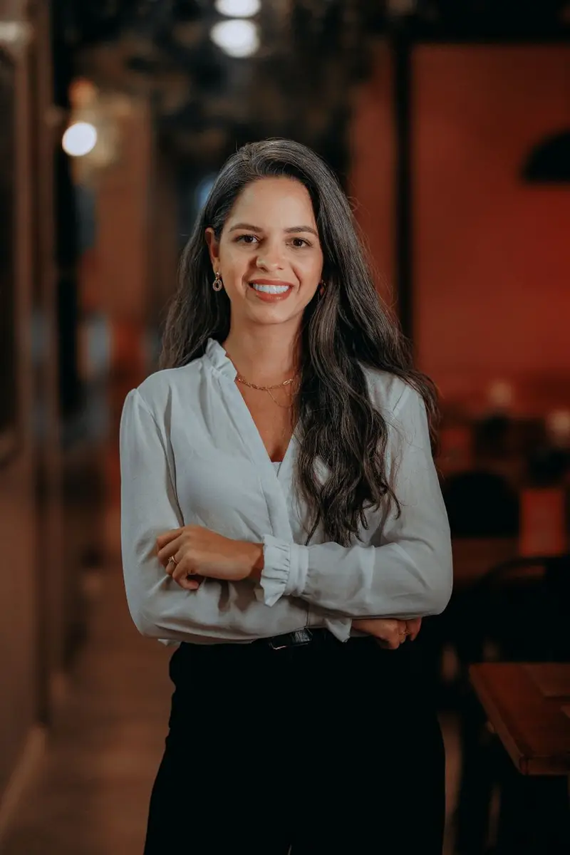 Retrato de Marina Costa, psicóloga, sonriendo con una blusa clara.